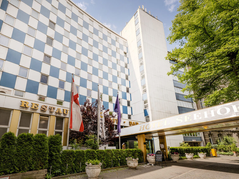 Entrance of Ringhotel Seehof Berlin in Charlottenburg
